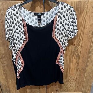 BKE Black and White Geometric Short Sleeve Top
